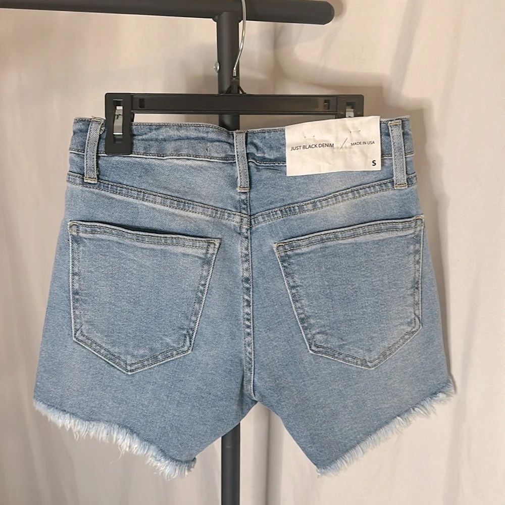 NWT JUST BLACK DENIM mid-rise mini distressed fray hem light denim - Picture 2 of 6